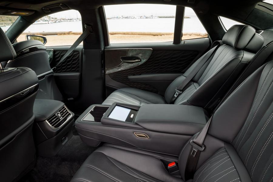 Интерьер Lexus LS500h AWD 2017 года  (NA) (фото 5 из 96)